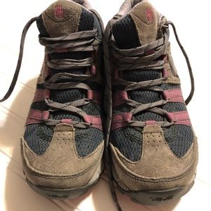 TEVA Wapta mid waterproof hiking trail shoes
